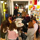 Una de las reuniones de El Club de la Tribu en el Sputnik-Librería Café de la capital leonesa. DL