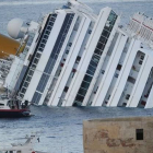 Lanchas de los carabinieri junto al 'Costa Concordia' unos días después de su naufragio, ocurrido el 13 de enero del 2012.