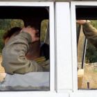 Los compañeros del brigadista fallecido, en el vehículo que utilizaban para su trabajo.