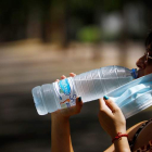 Una mujer se hidrata para aliviar las altas temperaturas. SALAS