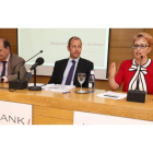 Gabriel Crespo, Marcelino Blanco y María Jesús Soto, durante la conferencia de Andbank ayer en el Club de Prensa de Diario de León. RAMIRO