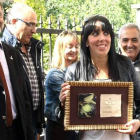 Rocío Sánchez recibe emocionada su premio.