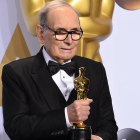 Ennio Morricone, posando con el Oscar a Mejor banda sonora por 'Los odiosos ocho'.