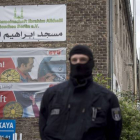 Un oficial de la policía alemana espera fuera de una asociación musulmana supuestamente vinculada a una trama de apoyo al yihadismo en Siria.