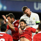 Sergio Ramos se alza por encima de Nicolas Pareja, en el encuentro entre el Real Madrid y el Sevilla de la Supercopa de Europa.