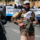 Talibanes vigilan una manifestación de mujeres a favor del Emirato en la Universidad de Educación Shaheed Rabbani en Kabul. STRINGER