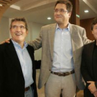 Fernández y Folgueral ríen y flanquean al líder socialista, Óscar López, ayer en Valladolid.