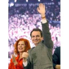 José Luis Rodríguez Zapatero saluda al público valenciano acompañado de Carmen Alborch