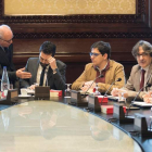 Roger Torrent junto al secretario primero, Eusebi Campdepadrós, y otros miembros de la mesa del Parlament, ayer.