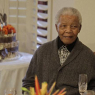 Nelson Mandela, durante la celebración de su 94 cumpleaños junto a su familia.