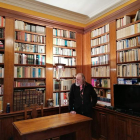 Juan Carlos Uriarte en la biblioteca de su casa, que guarda el aire de librería. DL