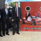 Directivos de Renault, ayer, con el alcalde de Palencia y el consejero de Educación.