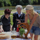 Ana Duato junto a las lugareñas Consuelo y Ester Salvadores, en Hospital de Órbigo .