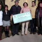 Los organizadores del concurso, el ganador y el alcalde de Villarejo