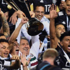 Tata Martino eleva el trofeo de la Copa Oro conquistado por México al imponerse a EEUU en Chicago.