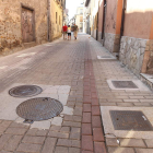 Imagen de adoquines sueltos en la calle Paraisín.