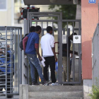 Un grupo de refugiados llega al centro donde ayer explotó una maleta con aerosoles. DANIEL KARMANN