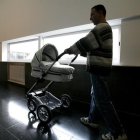 Un padre durante su permiso de paternidad.
