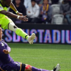 El defensa del Toulouse Shoji corta el avance del delantero del Lille Pepe.