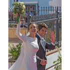Eva González y Cayetano Rivera, el día de su boda. A la derecha, Carlos Felipe de Suecia y su mujer.