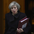 La primera ministra, Theresa May, sale de Downing Street.