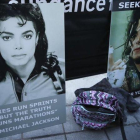 Carteles en apoyo a Michael Jackson a las puertas de la sala de Utah donde se estrenó el viernes el documental Leaving Neverland, dentro del festival de Sundance.