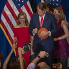 Glenn Youngkin firma un balón de baloncesto durante la celebración de su victoria. KEN CEDENO