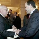 El vicepresidente Cheney estrecha la mano del primer ministro de Irak