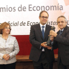 Nuria González Rabanal, Norberto García Azpíriz y Dionisio Rodríguez, en la entrega del premio.