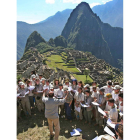 Un grupo de jóvenes participantes de la Ruta Quetzal, durante la visita a la ciudadela inca de Machu Picchu. A la derecha, Miguel de la Quadra Salcedo, creador del proyecto.