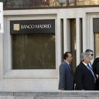 Un hombre protesta ante la sede de Banco Madrid intervenido por el Banco de España.