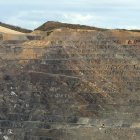 Los trabajadores de Peal inician hoy el acondicionamiento del cielo abierto, para comenzar a producir en breve. MARCIANO