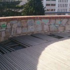 Aspecto que presentaba ayer la muralla en Ruiz de Salazar, con gran parte de las tablillas rotas o arrancadas del suelo.