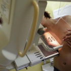 Una mujer se somete a una mamografía.