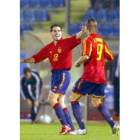 Antonio López felicita a Torres tras conseguir un gol con la selección