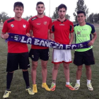 Los cuatro jugadores posan con la bufanda del club. DL