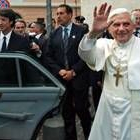 El Papa Benedicto XVI se despide de los fieles a la salida de su residencia