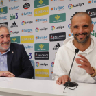 El presidente del club, José Fernández Nieto, junto a Yuri en el anuncio de su renovación. L. DE LA MATA