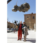 Eduardo Arroyo y Evelia Fernández durante la colocación del conjunto escultórico de Las Moscas en Puerta Castillo.