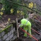 Operarios municipales, ayer en el momento de proceder a la restauración del muro deteriorado