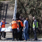 Traslado del cadáver de Lalo García, hallado por unos piragüistas en el Pisuerga.