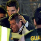 El alcalde de Santa Coloma de Gramanet, Bartomeu Muñoz, en el traslado policial.