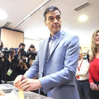 Pedro Sánchez, en el momento de depositar su voto.