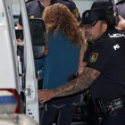 La 'Viuda Negra' entrando en el furgón policial.
