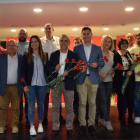 Los candidatos y el secretario general repartieron rosas al finalizar el mitin. R. PRIETO