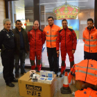 Voluntarios, Policía Local y Almuzara, en la entrega del material. DL