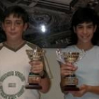 Pablo González y Marlis Álvarez posan con sus premios nacionales del concurso Canguro Matemático