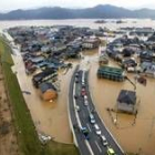 Una de las consecuencias del tifón, el desbordamiento del río Yura