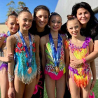 Sara Llana y Ruth Fernández junto a las gimnastas alevines. DL