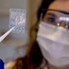 Sole Roig, investigadora del grupo NN del ICMAB-CSIC, con una muestra de una malla quirúrgica de polipropileno y nanocelulosa bacteriana. ICMAB-CSIC